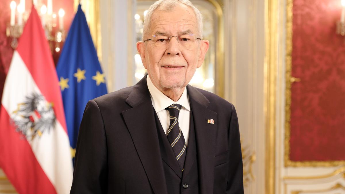 Bundes-Präsident Alexander Van der Bellen wird an den Band-Scheiben operiert