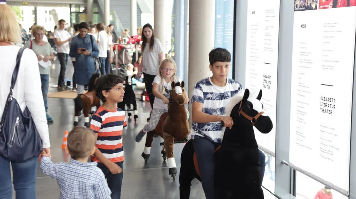 Nicht nur verschiede Spielestationen warteten auf die Besucher des Familien-Spielfestes der Kinderfreunde Weiz, das auf Grund des schlechten Wetters ins Weizer Kunsthaus verlegt werden musste.