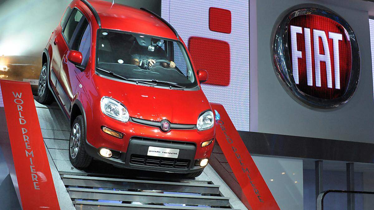 Der Mann fährt einen Fiat Panda 