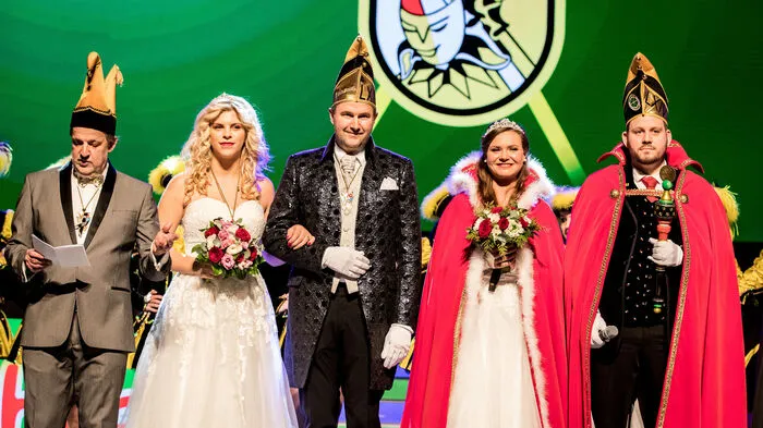 Um Prinzessin Anna Berger (rechts) scharren sich heuer gleich elf Prinzen. Links: Vorgängerin Eva-Maria Meidl.