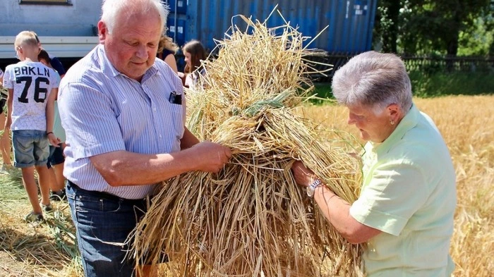 Bernada Pfeffer, Obfrau des Friedberger Seniorenbundes, und Josef Höller luden Friedberger Volksschul- und Kindergartenkinder ein, die Arbeit in der Landwirtschaft in früheren Zeiten kennenzulernen.