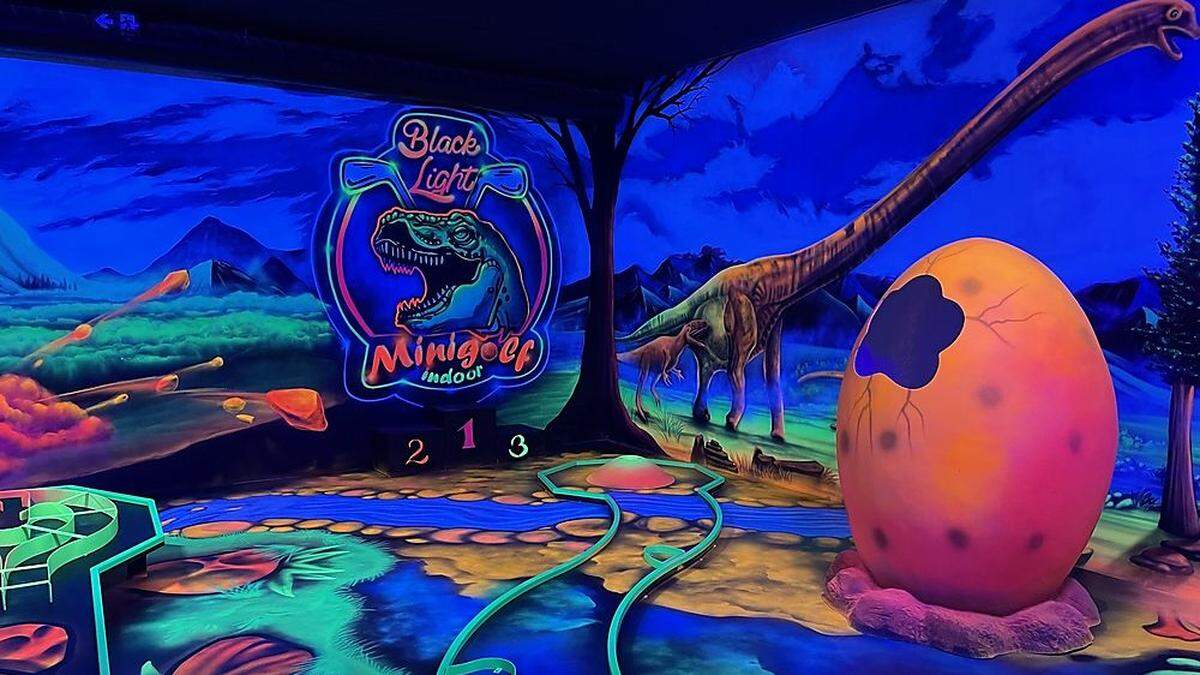 Ein 5D-Erlebnis: Blacklight Minigolf beim Märchenwald