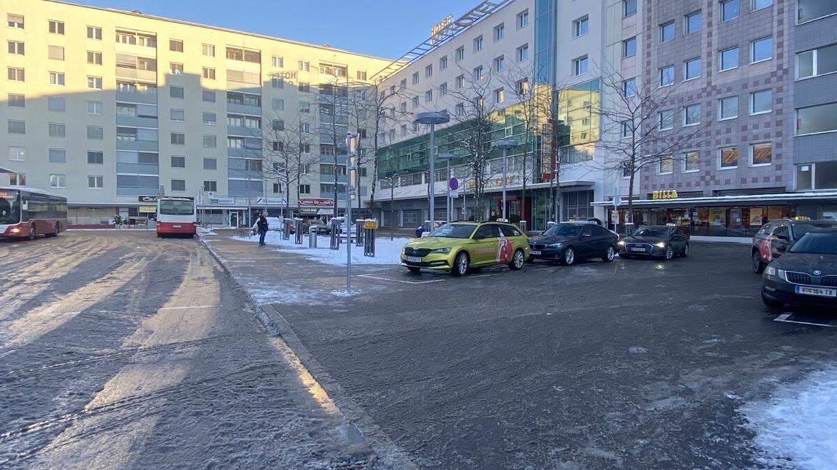 Die Hauptspur muss für Busse frei bleiben, Taxis dürfen auf drei Stellplätzen rechts stehen