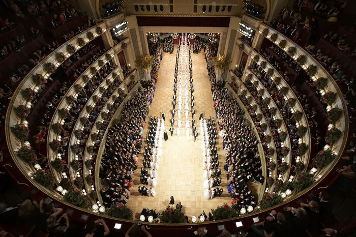 Die Opernball-Eröffnung hat mit Fanfaren-Klängen von Karl Rosner begonnen. Auf sie folgten die österreichische Bundeshymne sowie die Europa-Hymne.