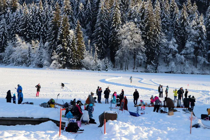 Es kamen bereits sehr viele Familien mit ihren Kindern zum Eislaufen auf den Goggausee.