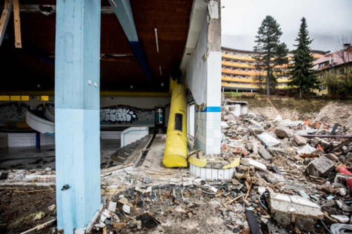 Das Betonbecken der Therme steht als nächstes auf der Abrissliste.
