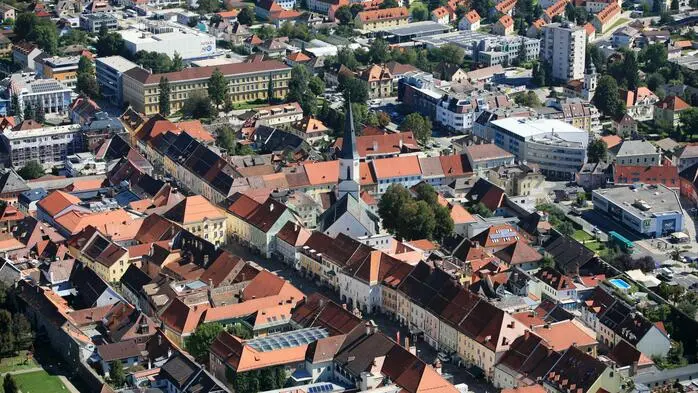 Drohnenfoto einer mitteleuropäischen Kleinstadt
