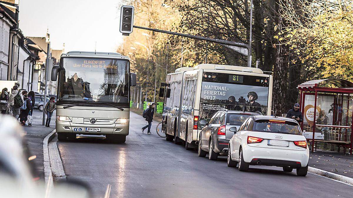 Montag, 7.30 Uhr: Chaos wegen der Fahrbahn-Haltestellen gibt es keines