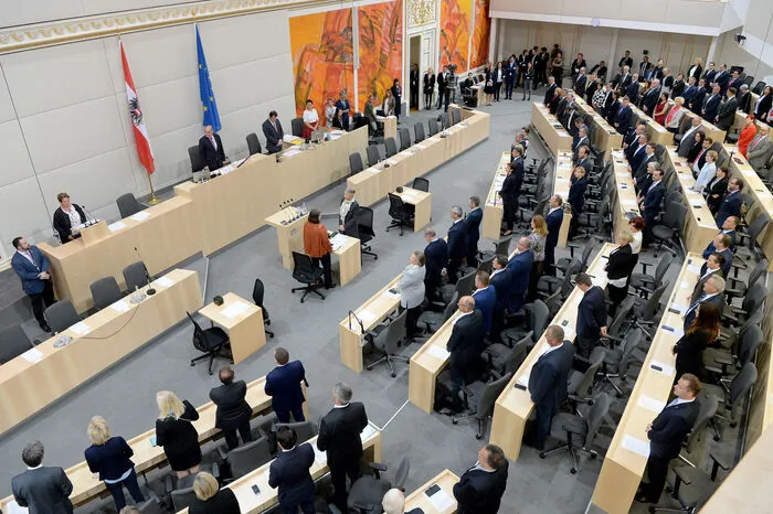 Bisher hatten alle Regierungen die Nationalratsmehrheit hinter sich. Auch wenn Koalitionen zerbrachen und Neuwahlen ausgerufen wurden, hielten sich die Abgeordneten der Regierungsfraktionen bis zur Neuwahl daran, nicht gegen noch im Amt befindliche Kanzler oder Minister zu stimmen. Und umstrittene Regierungsmitglieder, denen der Vertrauensentzug drohte, traten immer zurück, ehe es dazu kam.