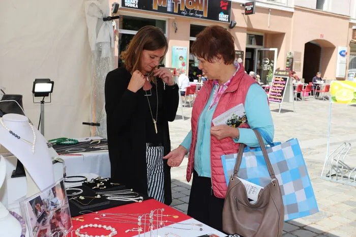 Goldschmiedin und Schmuckdesignerin Alexandra Wurm und Irmgard Lesjak