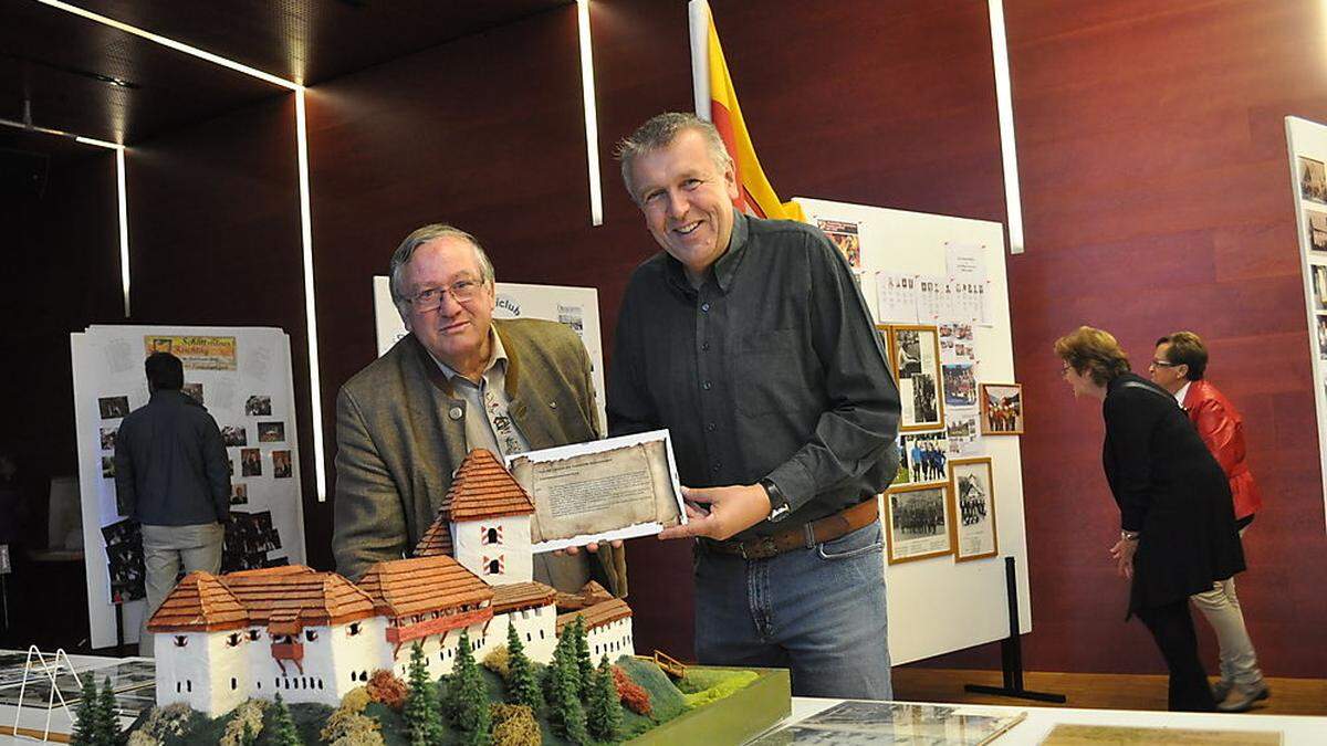 Bürgermeister Heinrich Gerber und Friedrich Paulitsch mit einem Modell der Ortenburg. Gemeinsam mit den Vizebürgermeistern Erich Hassler und Richard Steinwender haben sie die Veranstaltungen zum Jubiläum organisiert