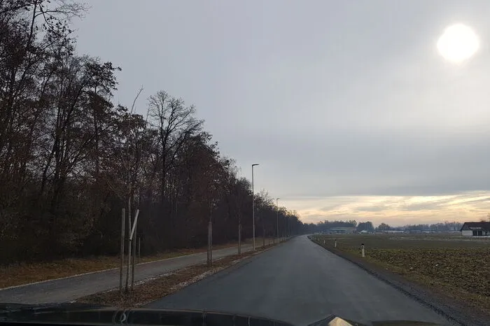 An dieser Begleitstraße zur A2 ist das Hofer-Lager geplant
