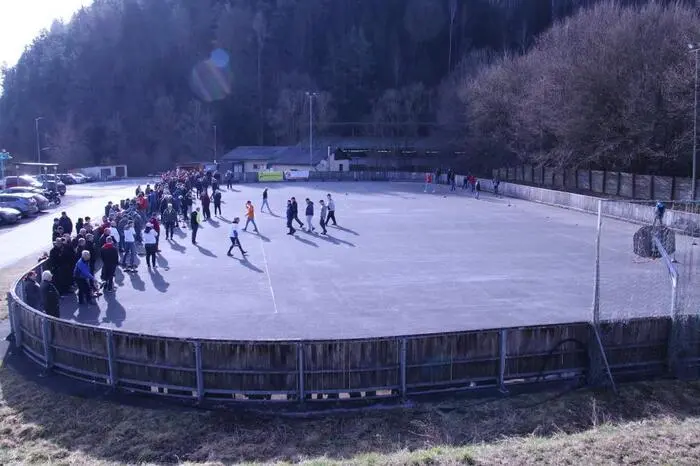 Den ersten Rang und damit den Wanderpokal aus der Hand von Bürgermeister Jochen Bocksruker erreichte das Team der „Golffreunde“, gefolgt von der Moarschaft „Höfer & Karpf“ und vom „Juko Bärnbach“.