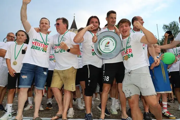 Das feierten Spieler und Funktionäre mit dem ganzen Ort. Im Bild: Die Meisterschale