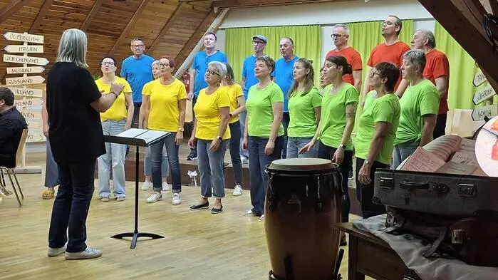 Vor einem vollbesetzten Saal begeisterte die Singgemeinschaft das Publikum