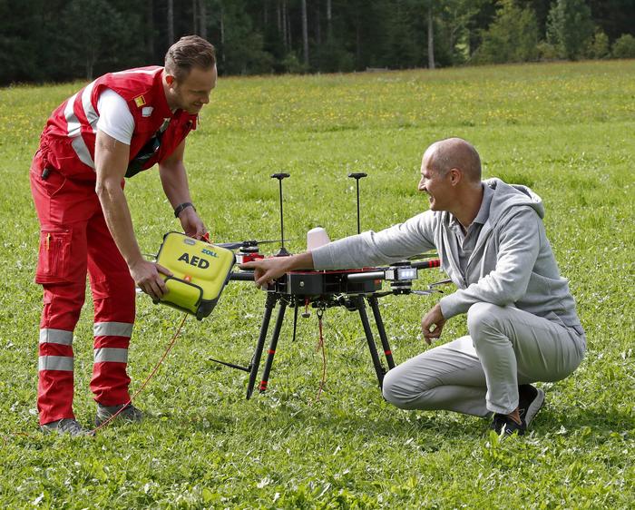 Wankmüller erforscht, wie man Defis per Drohne verschicken kann