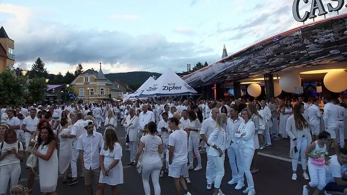 So ähnlich wie bei der Fête Blanche in Velden am Wörthersee könnte es heute am Schwarzlsee auch aussehen