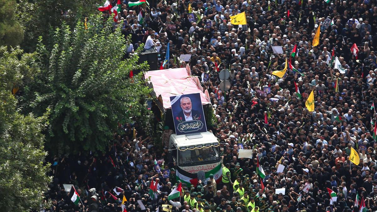 Ein Lkw transportiert die Särge von Haniyeh und seinem Bodyguard