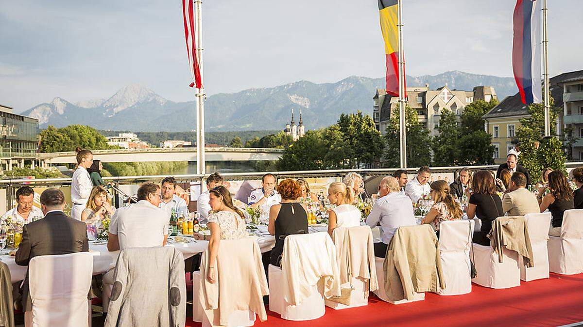 So stilvoll speist es sich bei der „Langen Tafel“ auf der Villacher Stadtbrücke   