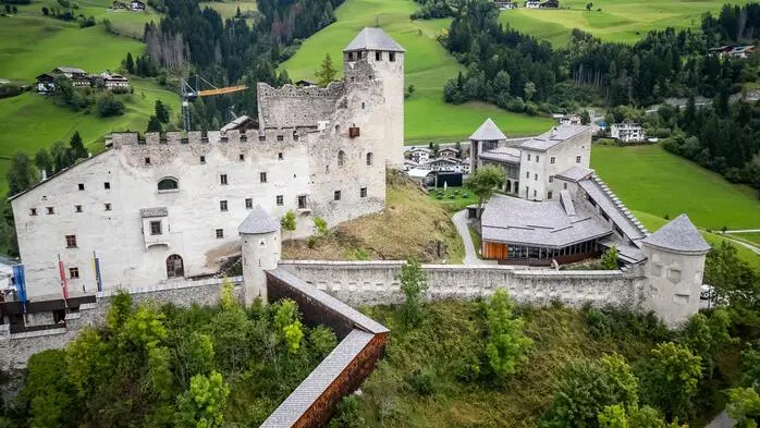 Burg Heinfels ist eine ausgedehnte Höhenburganlage oberhalb von Heinfels in Osttirol