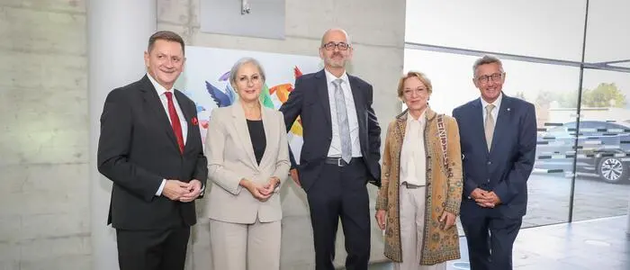 Bürgermeister Kurt Wallner, Justizministerin Anna Sporrer und Landesgerichtspräsident Christian Haider mit seinen Vorgängern Ulrike Haberl-Schwarz und Robert Wrezounik
