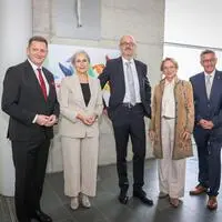 Bürgermeister Kurt Wallner, Justizministerin Anna Sporrer und Landesgerichtspräsident Christian Haider mit seinen Vorgängern Ulrike Haberl-Schwarz und Robert Wrezounik