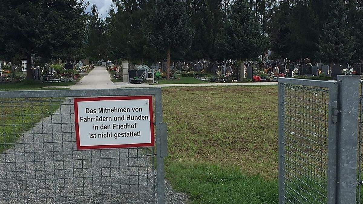 Diese Schilder, wie hier am Eingang des Friedhofes in St. Peter in Klagenfurt, wurden vor Kurzem entfernt 