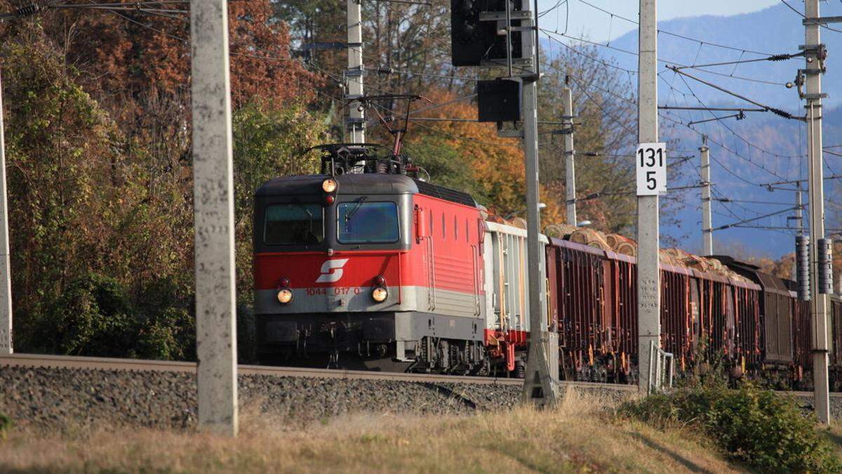 Zurzeit fahren die Züge am Wörthersee entlang