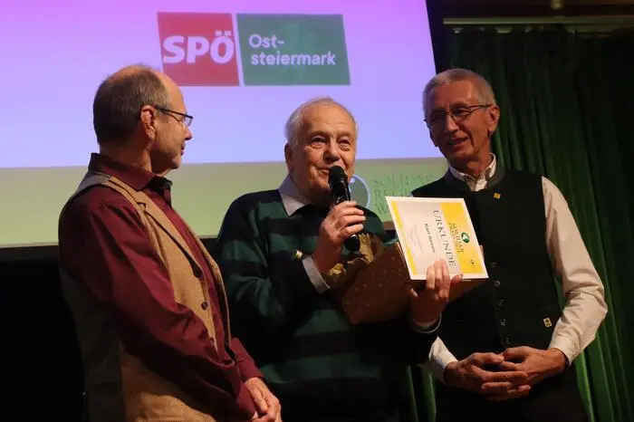 Das Lebenswerk wurde Karl Simon (Mitte) in Gleisdorf verliehen. Hier mit Oswin Donnerer, Vizebürgermeister von Weiz, und Erwin Stubenschrott, ehemaliger Obmann der Solidarregion.
