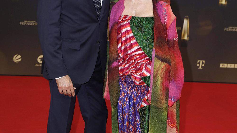 Iris Berben mit ihrem Partner Heiko Kiesow auf dem Roten Teppich der TV-Gala in Köln