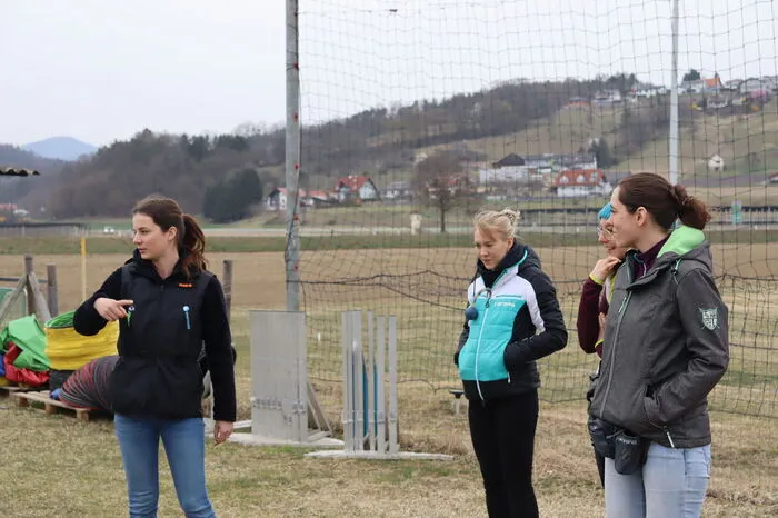 Bevor die Kursteilnehmer mit dem Parcours starten, geht Ines Mußbacher die Übungen mit ihren Teilnehmerinnen durch.