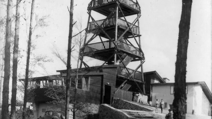 1907 wurde die erste Aussichtswarte am Pyramidenkogel in der Gemeinde Keutschach eröffnet. 1948 folgte der Bau der Straße auf den Pyramidenkogel. 1950 wurde der erste Holzturm eröffnet. 1951 wurde erstmals ein Eintrittspreis von einem Schilling pro Person und 50 Groschen pro Kind verlangt. 