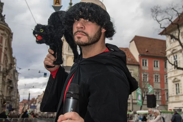 ...auch im Publikum regieren närrische Kostüme. Der Kreativität sind dabei keine Grenzen gesetzt!