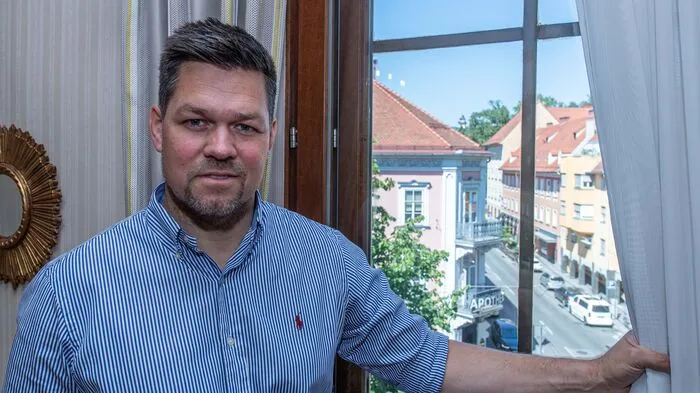 Hausherr Philipp Florian zeigt uns in seinem Parkhotel die Uhrturm-Suite.
