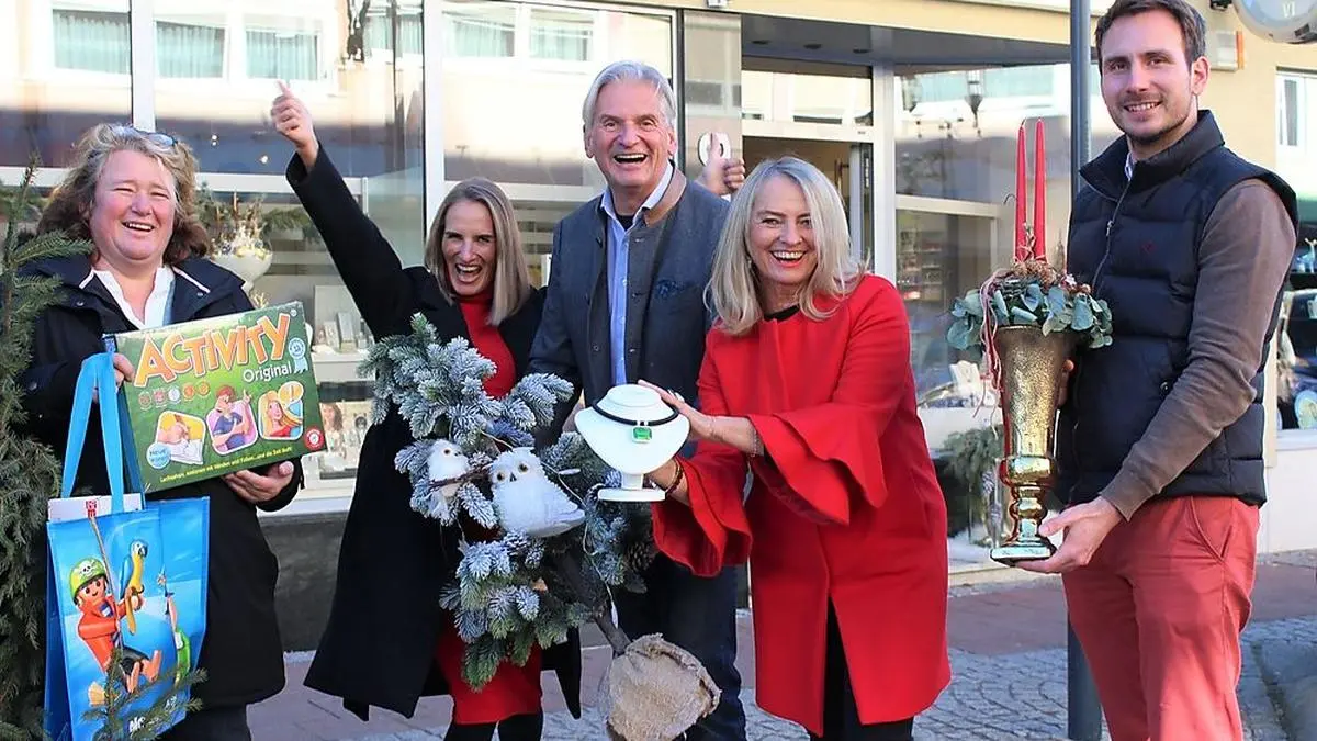 Die strahlenden Sieger des Schaufensterwettbewerbs