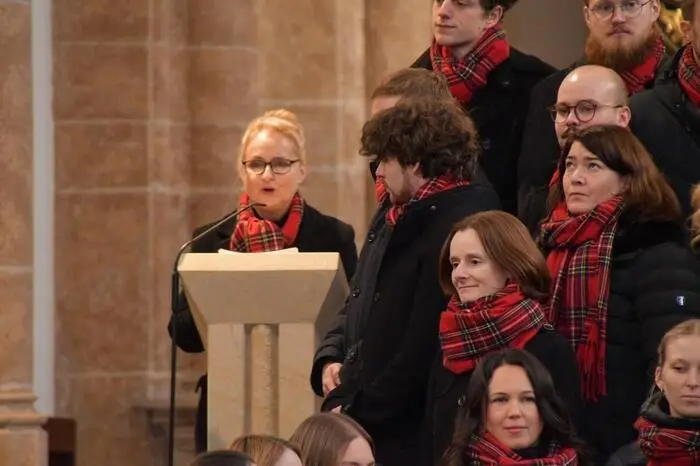 Magdalena Liegl sprach Gedanken zur Advent- und Weihnachtszeit. Die Obfrau des Chores der Kärntner in Graz, Helga Peinsold, dankte Pfarrer Abt Pater Alfred Eichmann für die Möglichkeit, dieses Konzert durchführen zu können.