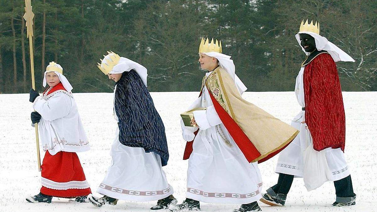 Sternsinger, unterwegs anno 2004. Inzwischen ist Blackfacing auch bei uns verpönt – selbst dann, wenn es für den guten Zweck wäre	 