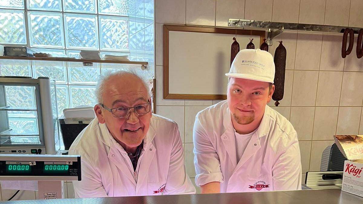 Karl Moser mit Sohn Lukas, der in seine Fußstapfen treten möchte, von der Fleischerei Moser produzieren den &quot;Eisenerzer Biss&quot;