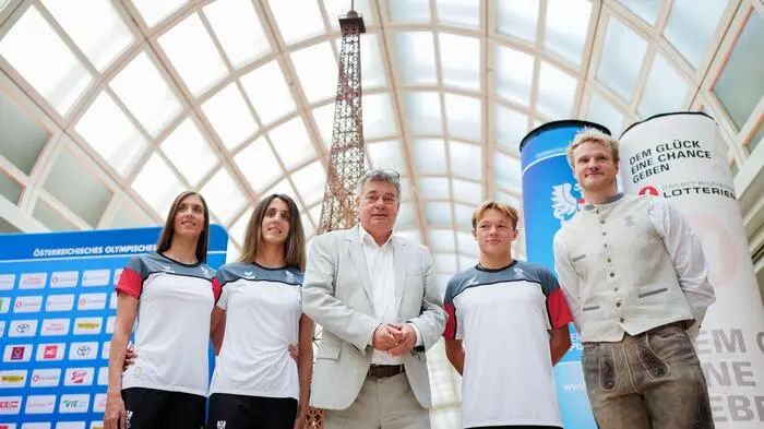 Anna-Maria und Eirini Marina Alexandri, Vizekanzler Werner Kogler, Anton Knoll und Jan Hercog im Rahmen einer Einkleidung des Österreichischen Olympischen Komitees (ÖOC) in Wien für die olympischen Sommerspiele 2024 in Paris.