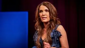 Kabarettistin Aida Loos bei einem Auftritt in der ORF-Sendung „Die Tafelrunde“ 