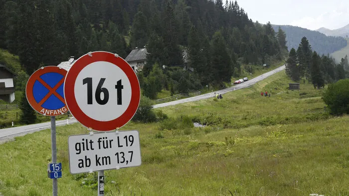 Der Abschnitt Innerkrems über Schönfeld in den Salzburger Lungau ist mit Schlaglöchern übersät.