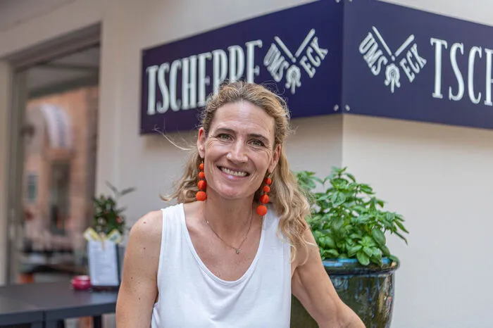 Katharina Tscheppe, 44 Tscheppe "Ums Eck" Da es schon recht heiß ist, ist es ganz angenehm jetzt ohne Maske arbeiten zu können. Die Abstandsgrenzen sollte man nicht verblassen lassen und sich nicht in falscher Sicherheit wiegen. Man sollte die Regeln noch im Hinterkopf behalten.
