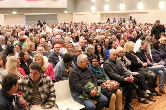 Und an die 700 Besucher waren an diesem Abend in die Blumenhalle gepilgert, um dem Newcomer der österreichischen Kabarett-Szene zu lauschen. 