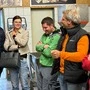 Teilnehmerinnen und Teilnehmer Exkursion im Gespräch bei der Familie Halbfurter