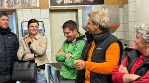 Teilnehmerinnen und Teilnehmer Exkursion im Gespräch bei der Familie Halbfurter