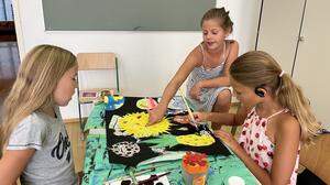 Die Kinder malen sich mit Acrylfarben ein Fantasieuniversum
