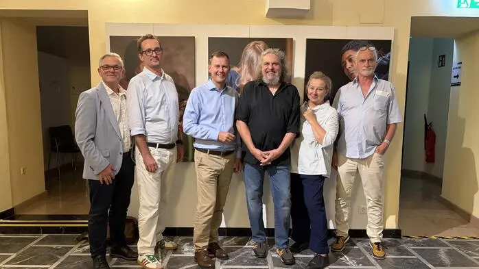 Fotograf Peter Purgar (3. v. r.) stellt im Leibnitzer Rathaus aus