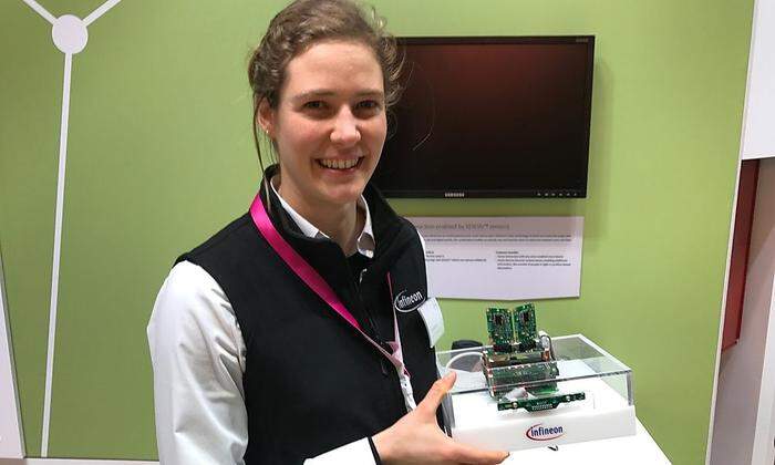 Lena Boebel mit Infineons "Smart Speaker"