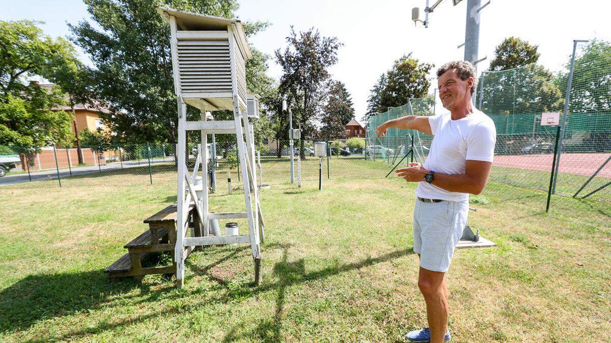 Zamg-Chef Alexander Podesser vor den Wetterstationen der Regionalstelle