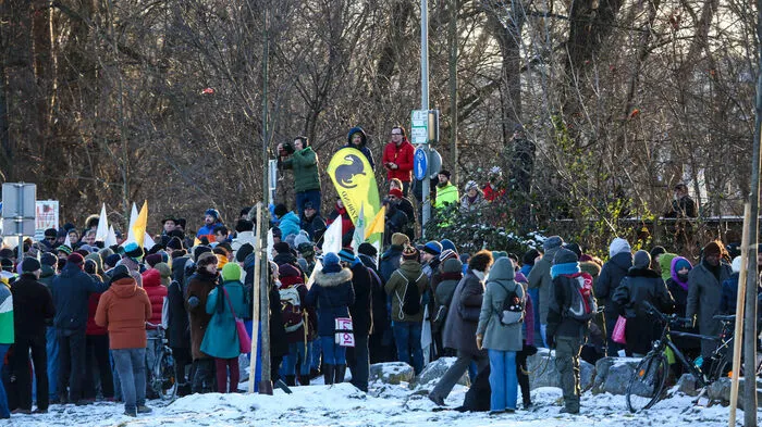 Dreikönigsmarsch nannten die Aktivisten von "Rettet die Mur" ihren Protestmarsch. Los ging es am linken Murufer bei der Hauptbrücke, dann vorbei am Augarten, die Murfelderstraße entlang bis zum Puchsteg.